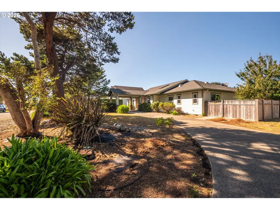 277 10th St Se, Bandon, OR 97411 - #2