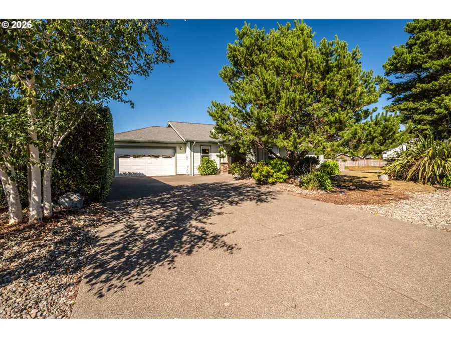 277 10th St Se, Bandon, OR 97411 - #3