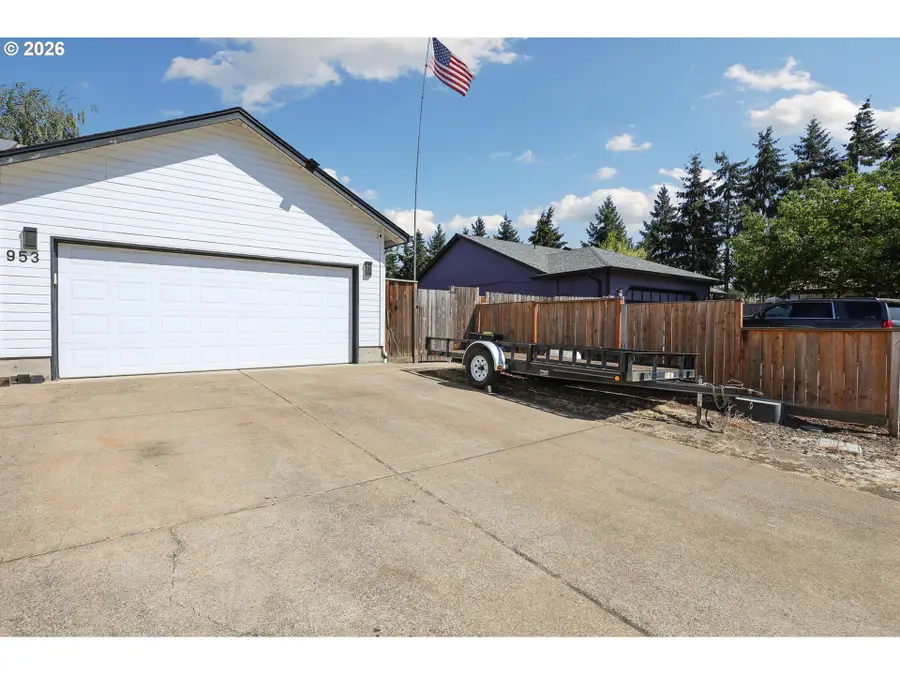 953 W 17th Ave, Junction City, OR 97448 - #2