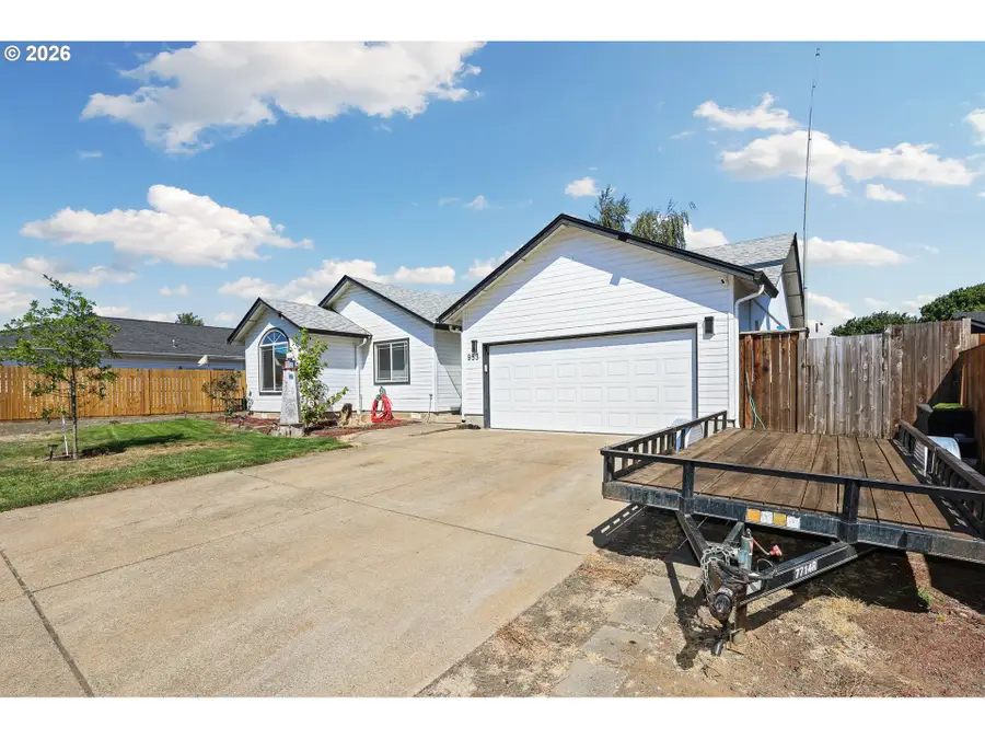 953 W 17th Ave, Junction City, OR 97448 - #3