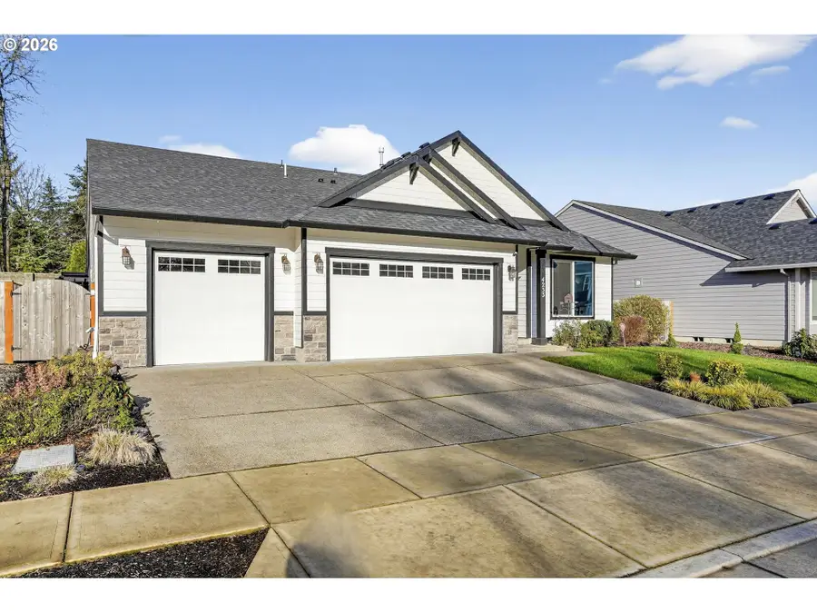 4233 E Willakenzie St, Newberg, OR 97132 - Image #2