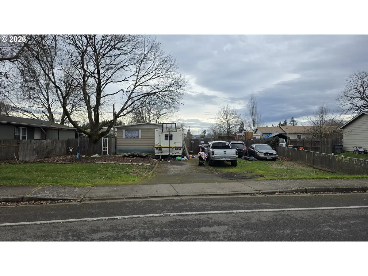 530 S 6th St, Harrisburg, OR 97446 - #1