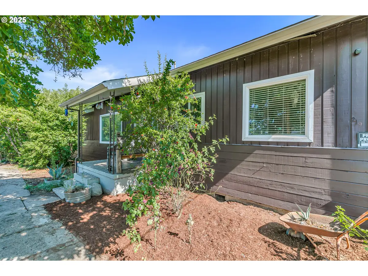 219 Berrydale Ave, Medford, OR 97501 - Image #1