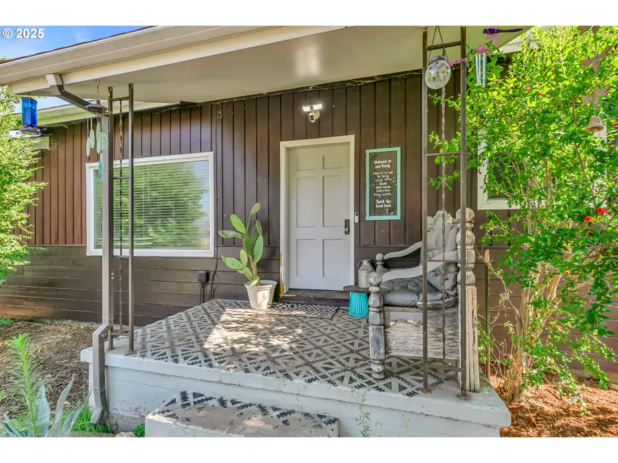 219 Berrydale Ave, Medford, OR 97501 - Image #2