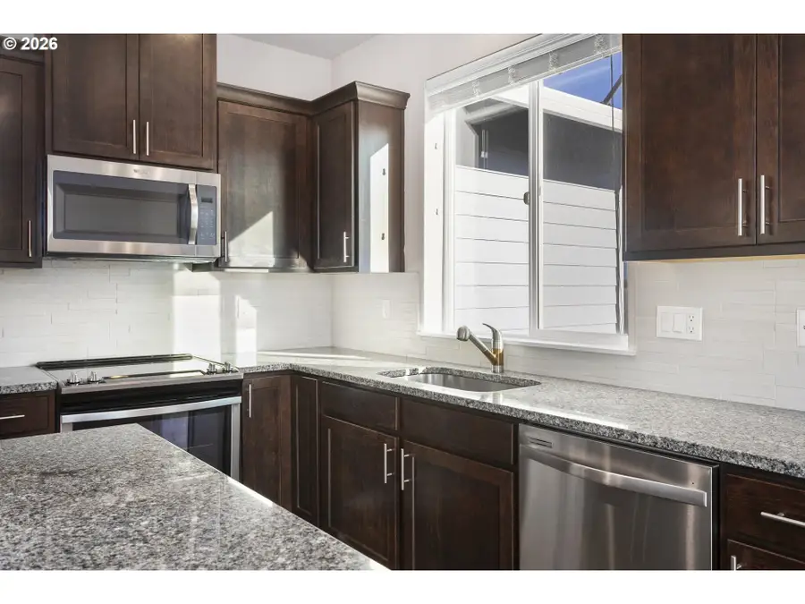 1092 E 1st Ave, Estacada, OR 97023 - #2