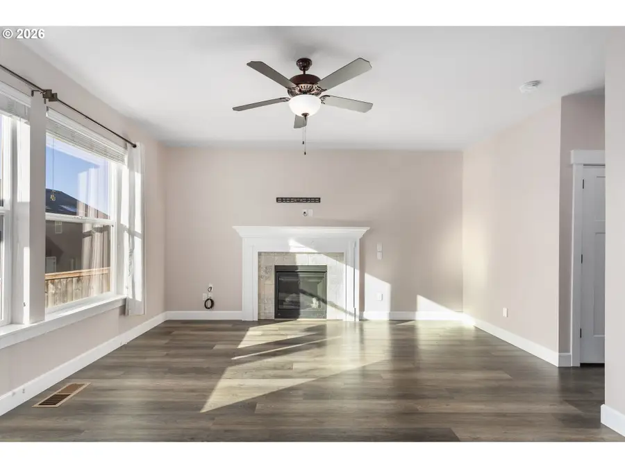 1092 E 1st Ave, Estacada, OR 97023 - #3