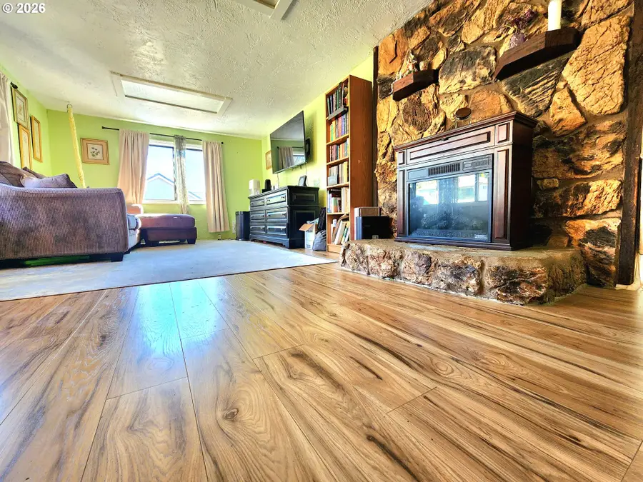 328 E Fifth Ave, Sutherlin, OR 97479 - #2