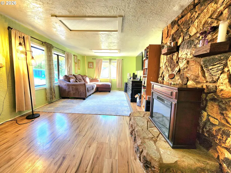 328 E Fifth Ave, Sutherlin, OR 97479 - #3