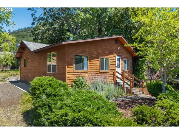 210 W Franklin St, Bingen, WA 98605
