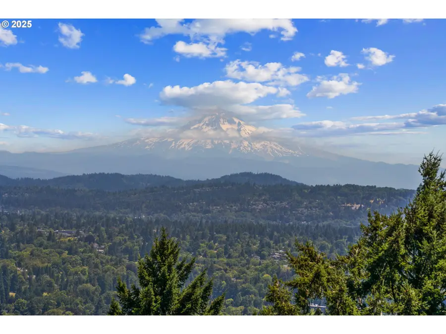 5570 SW Menefee Dr, Portland, OR 97239 - #3