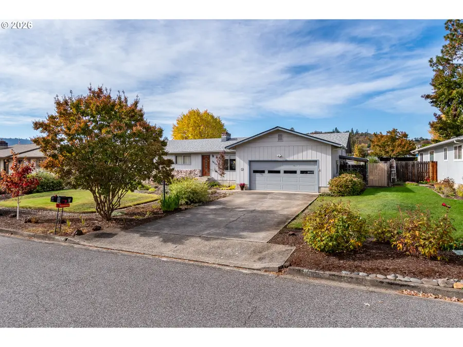 1676 NW Apache Dr, Roseburg, OR 97471 - #3
