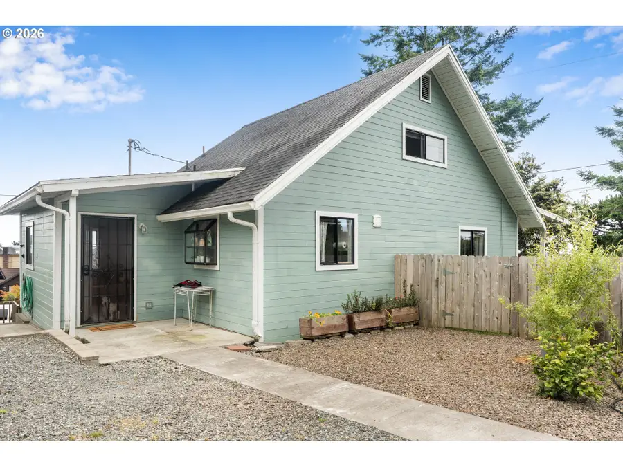 741 Pacific Ave, Brookings, OR 97415 - #2