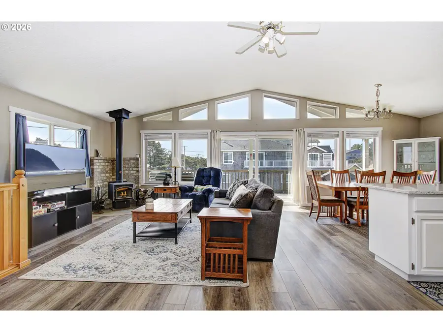 350 17th Ave, Seaside, OR 97138 - #3