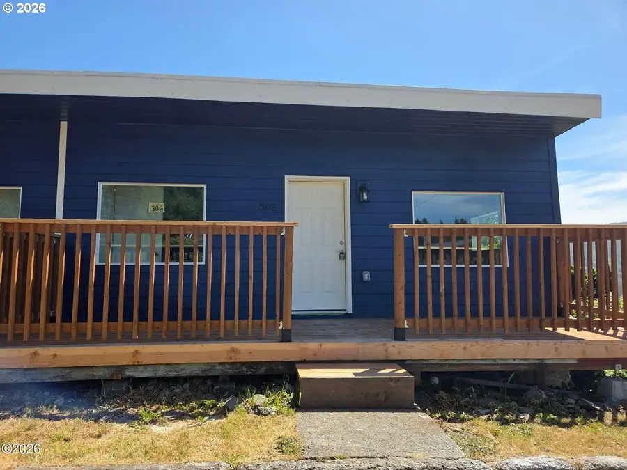 306 8th St, Garibaldi, OR 97118 - #2