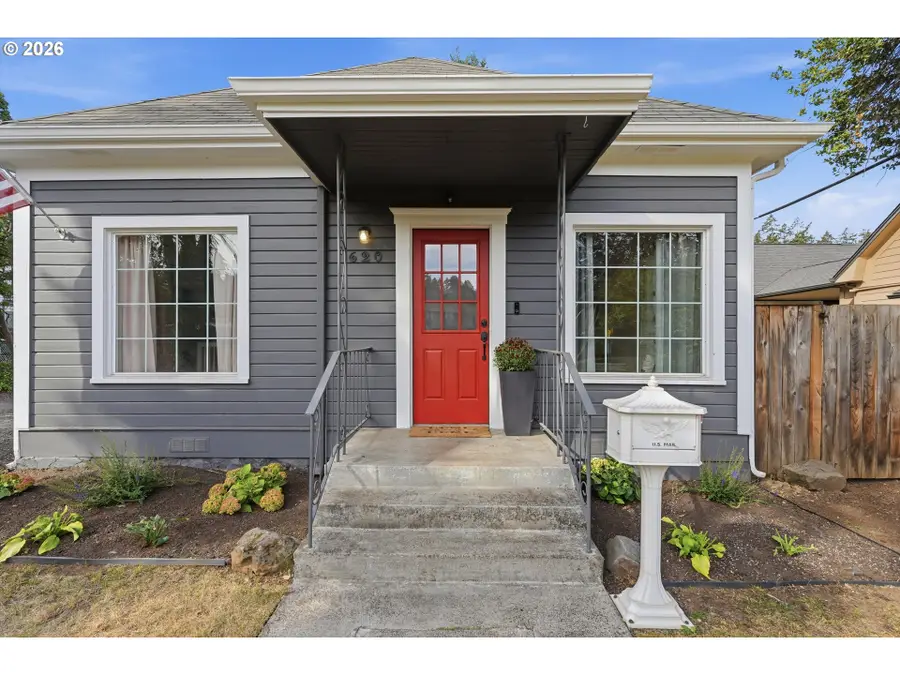 620 S Water St, Silverton, OR 97381 - #3