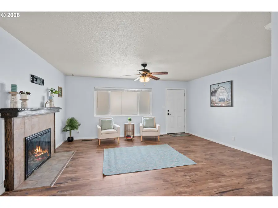 245 W Highland Ave, Hermiston, OR 97838 - #3