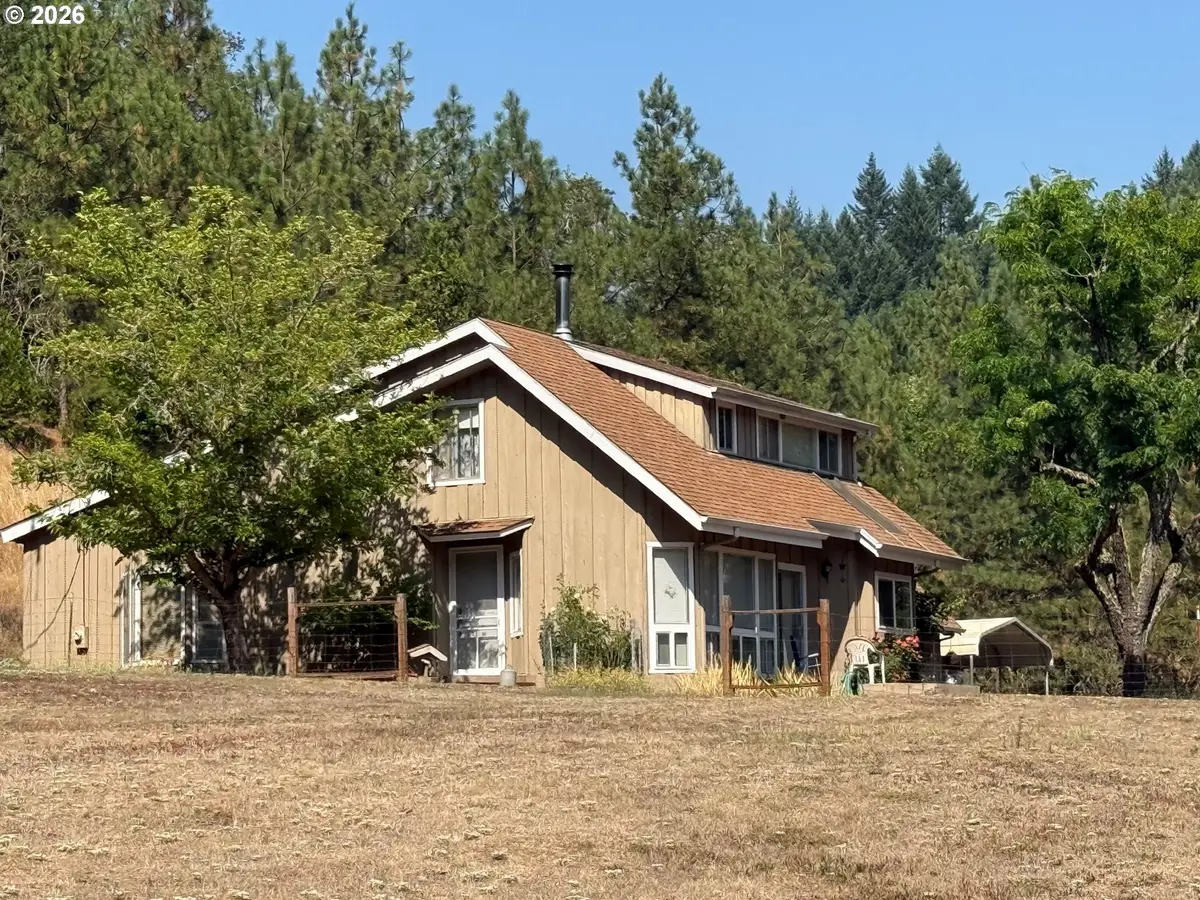 1090 E Willis Creek Rd, Winston, OR 97496 - #1