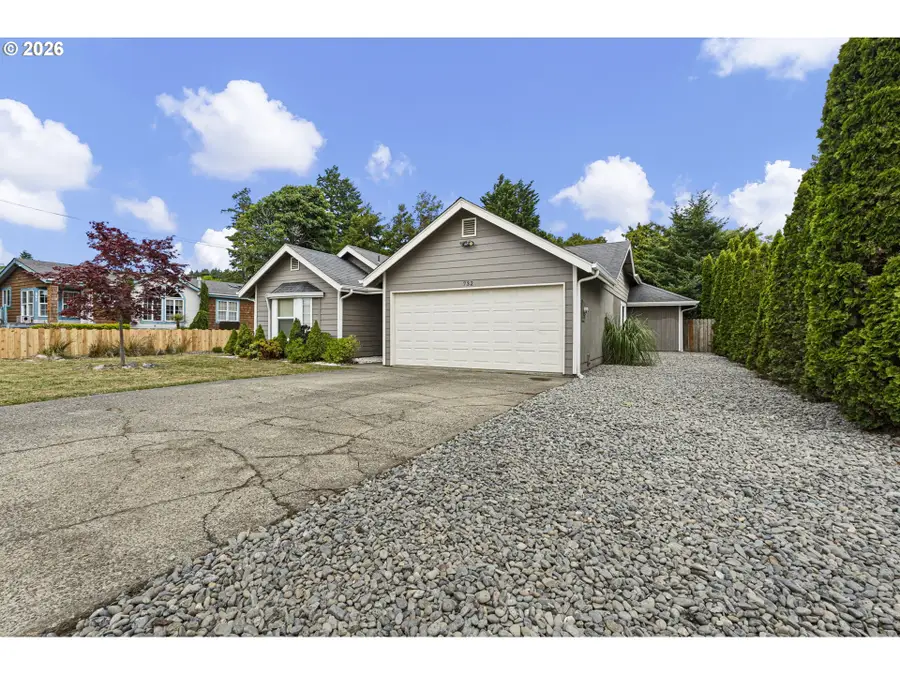 732 3rd St, Brookings, OR 97415 - #3