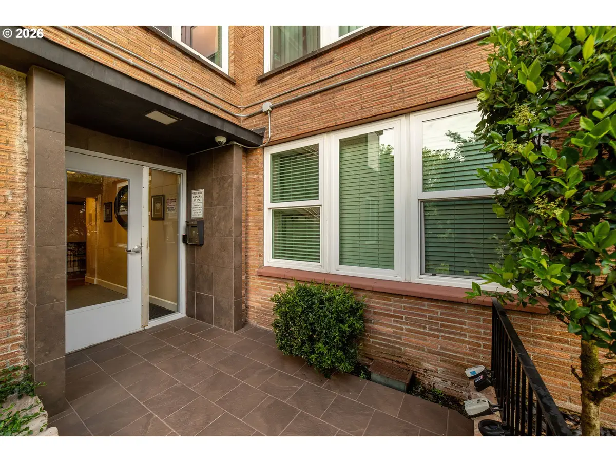 1205 SW Cardinell Dr, Portland, OR 97201 - #1