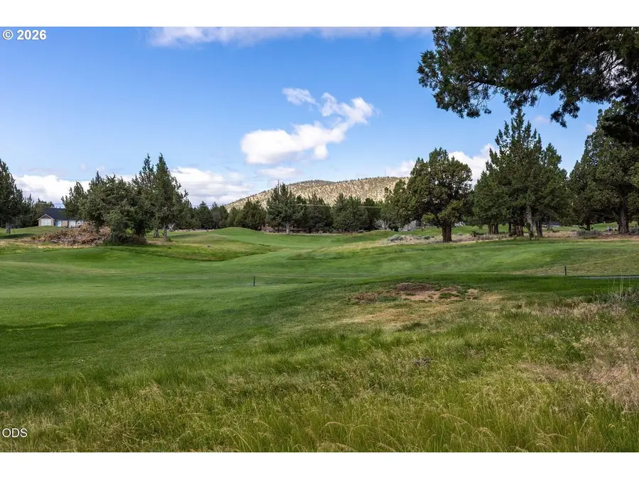 8520 Golden Pheasant Ct, Redmond, OR 97756 - #3