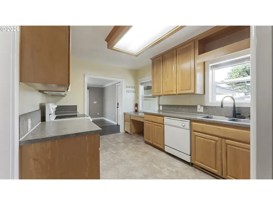 1901 Long St, Sweet Home, OR 97386 - #3