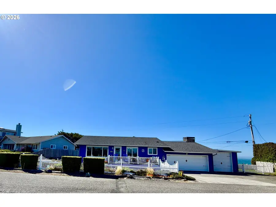 1247 Iris St, Brookings, OR 97415 - #3
