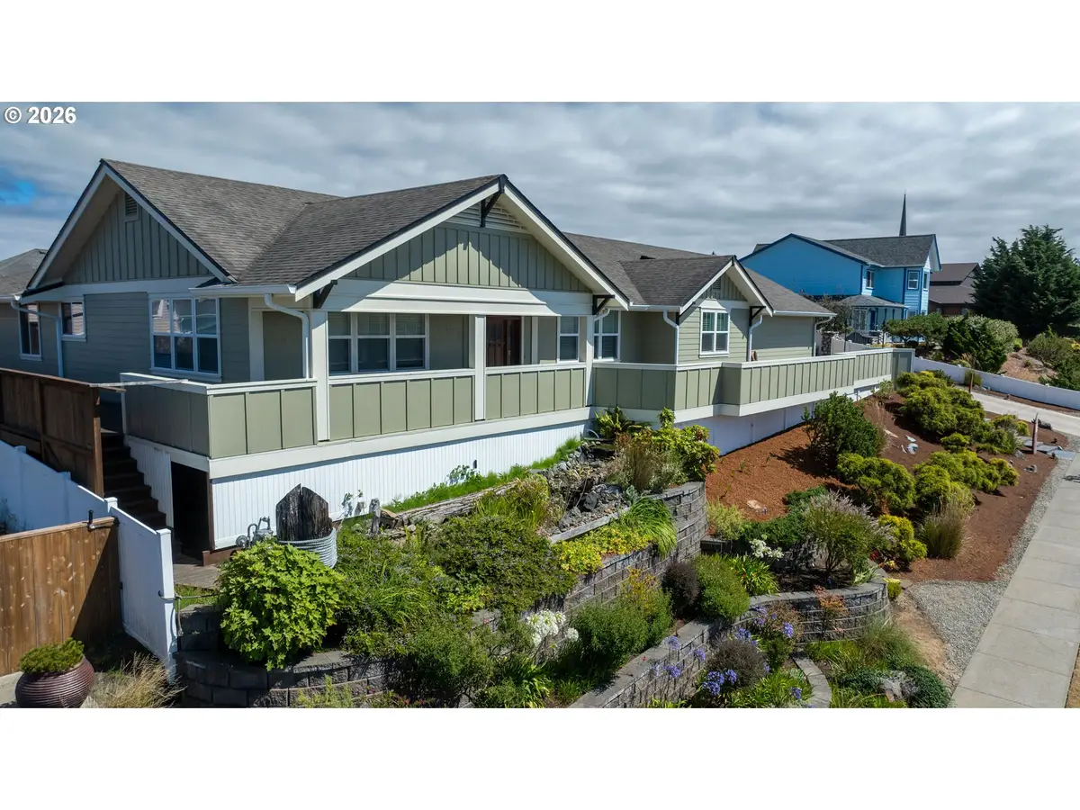 1975 Cleveland St, North Bend, OR 97459 - #1