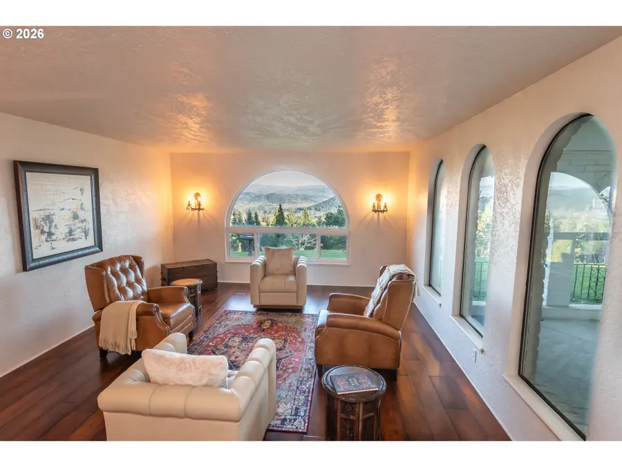 250 Mountain Dr, Roseburg, OR 97471 - Image #2