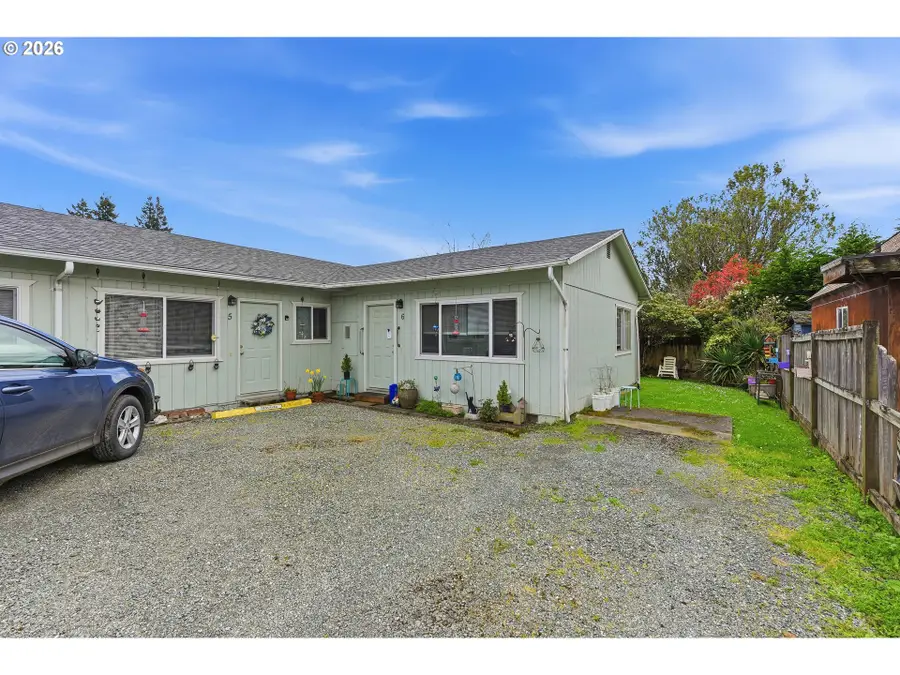 1035 W 11th St, Coquille, OR 97423 - #2