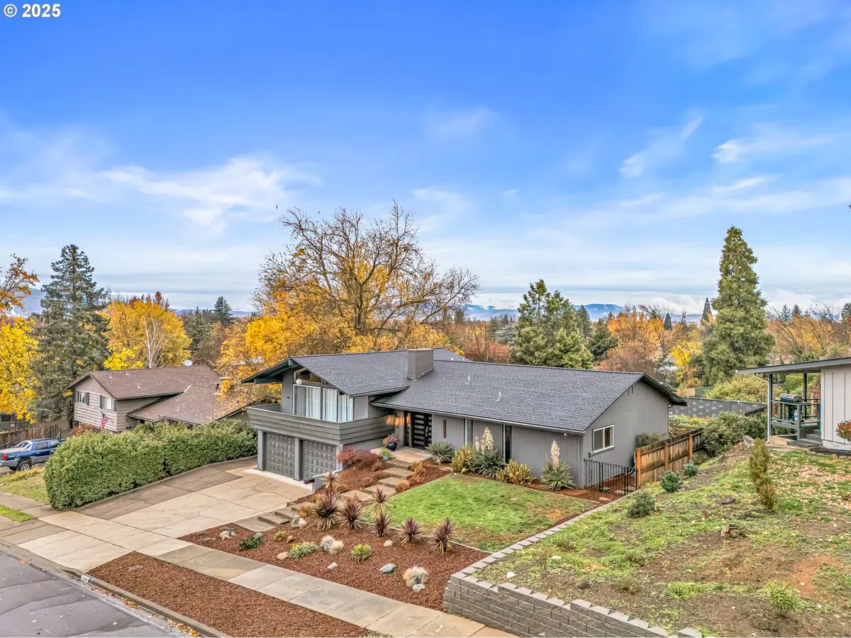 1737 Hybiscus St, Medford, OR 97504 - Image #1