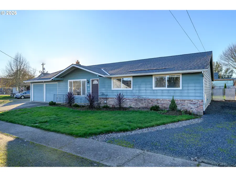 217 S 3rd St, Carlton, OR 97111 - #2