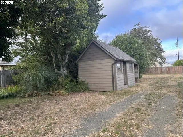 1957 Myrtle St, North Bend, OR 97459 - #3