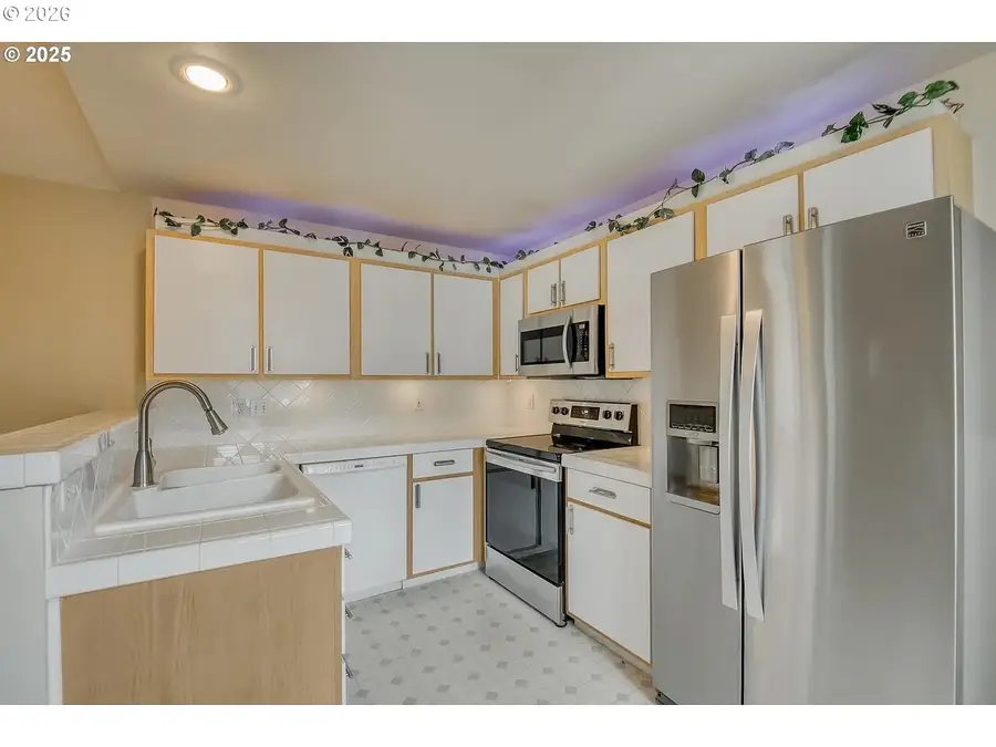 5225 Jean Rd, Lake Oswego, OR 97035 - #3