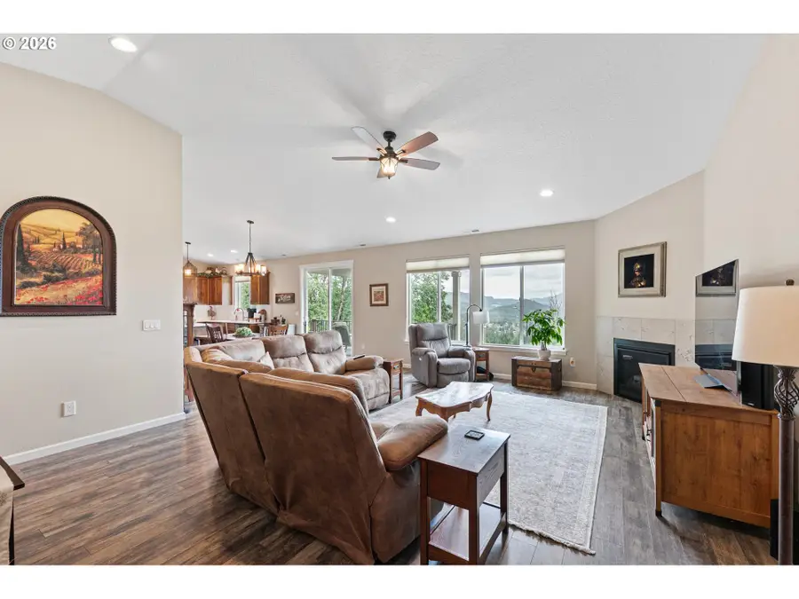 962 S 66th Pl, Springfield, OR 97478 - #3