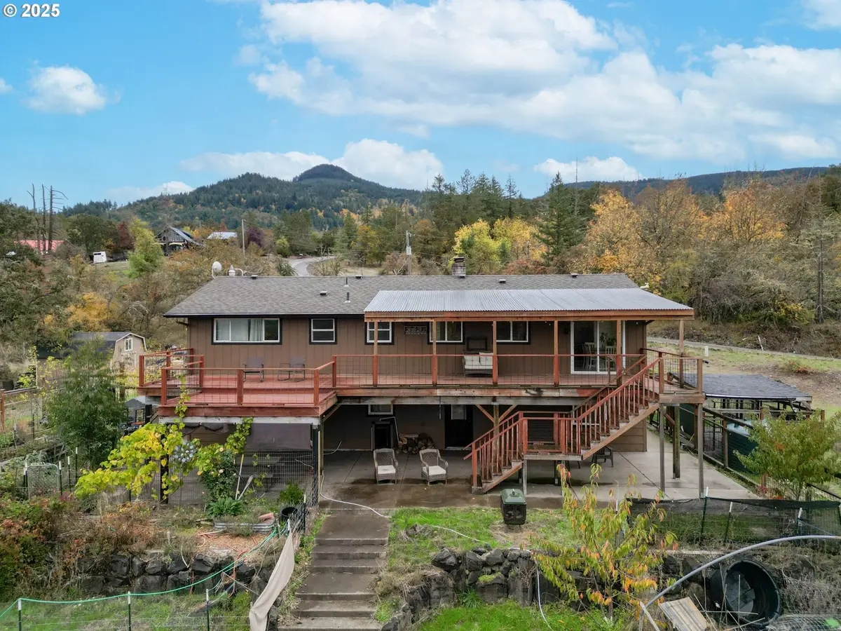 33781 Mount Tom Dr, Harrisburg, OR 97446 - Image #1