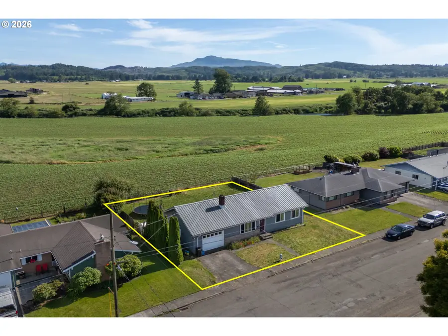 1207 9th St, Tillamook, OR 97141 - #2
