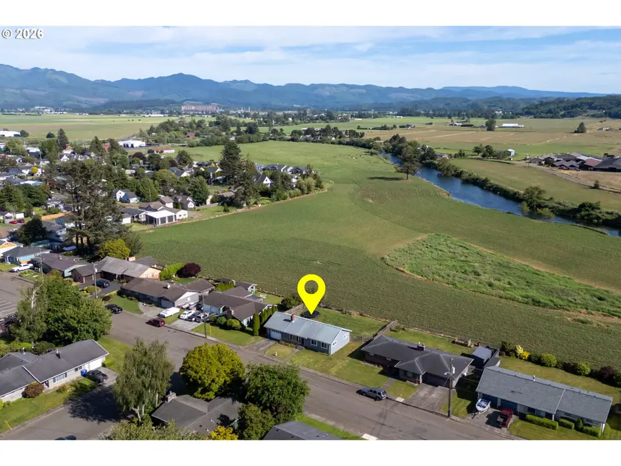 1207 9th St, Tillamook, OR 97141 - #3