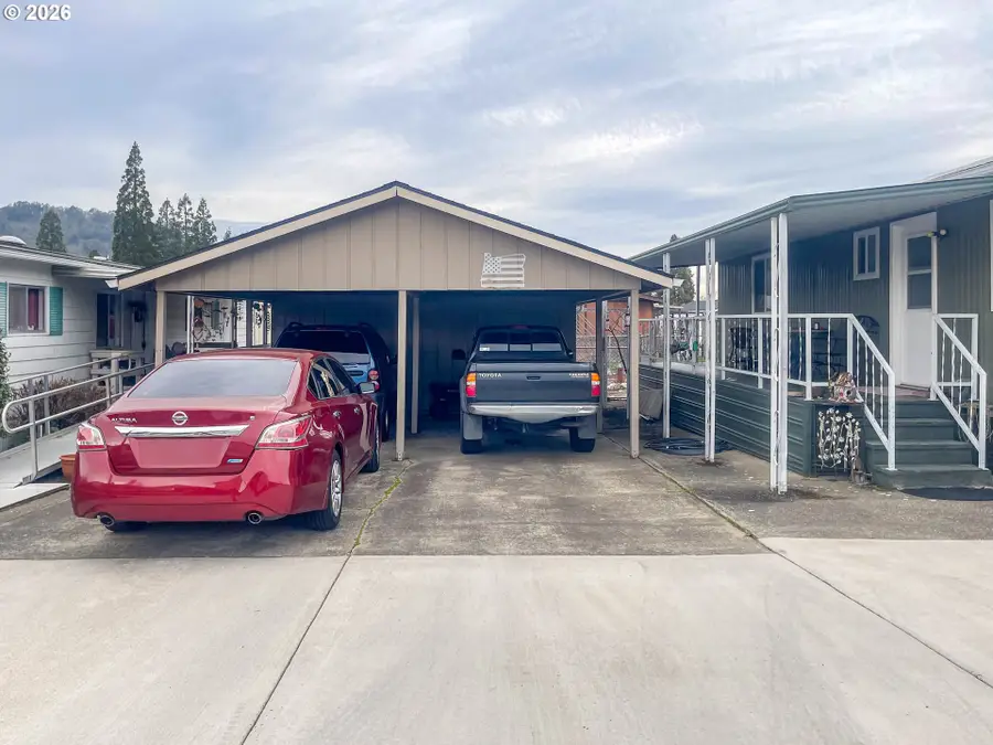 8 NE Mary Ann Ln, Roseburg, OR 97470 - Image #2