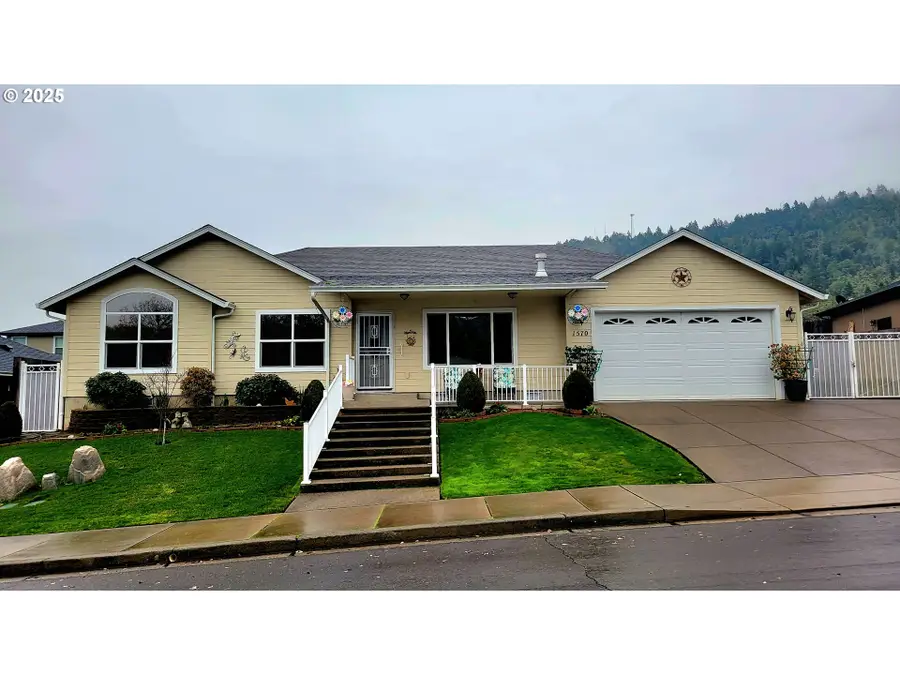 1570 W Basil St, Roseburg, OR 97471 - #2