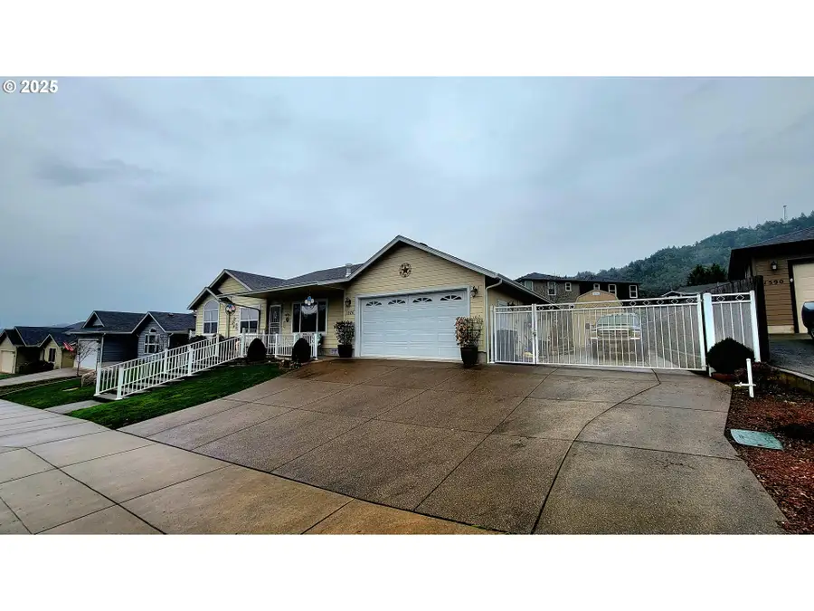 1570 W Basil St, Roseburg, OR 97471 - #3