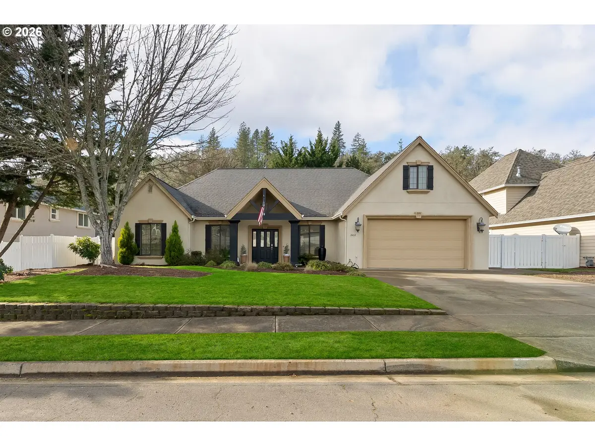 2402 NW Canterbury Dr, Roseburg, OR 97471 - Image #1