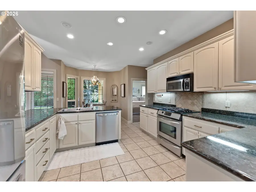 2402 NW Canterbury Dr, Roseburg, OR 97471 - Image #3