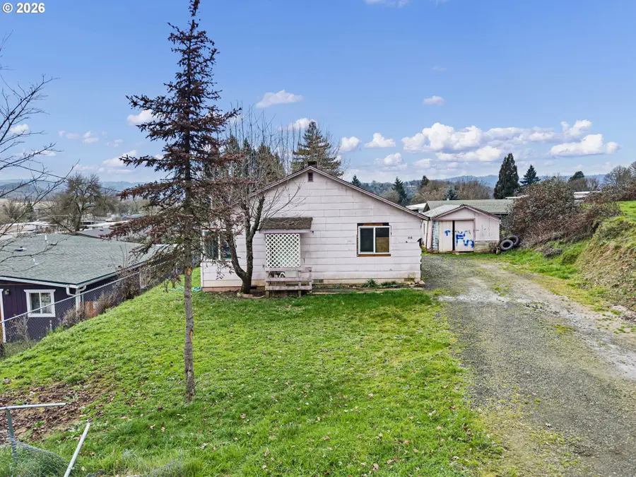593 NW Sweetbrier Ave, Roseburg, OR 97471 - #2