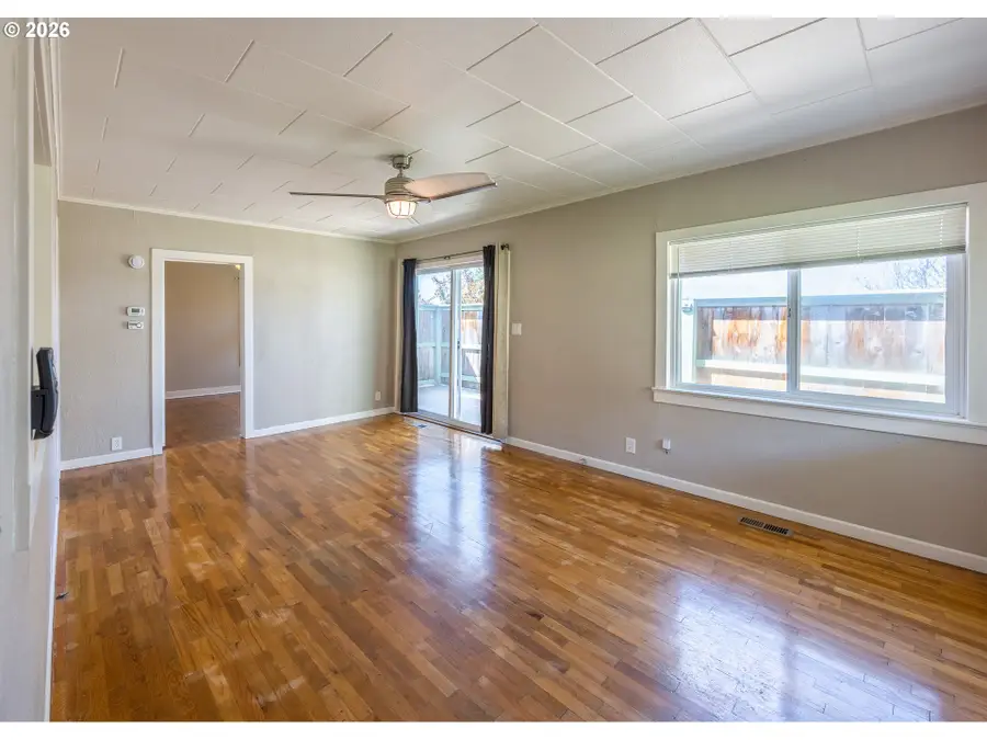 1755 NE Klamath Ave, Roseburg, OR 97470 - #3