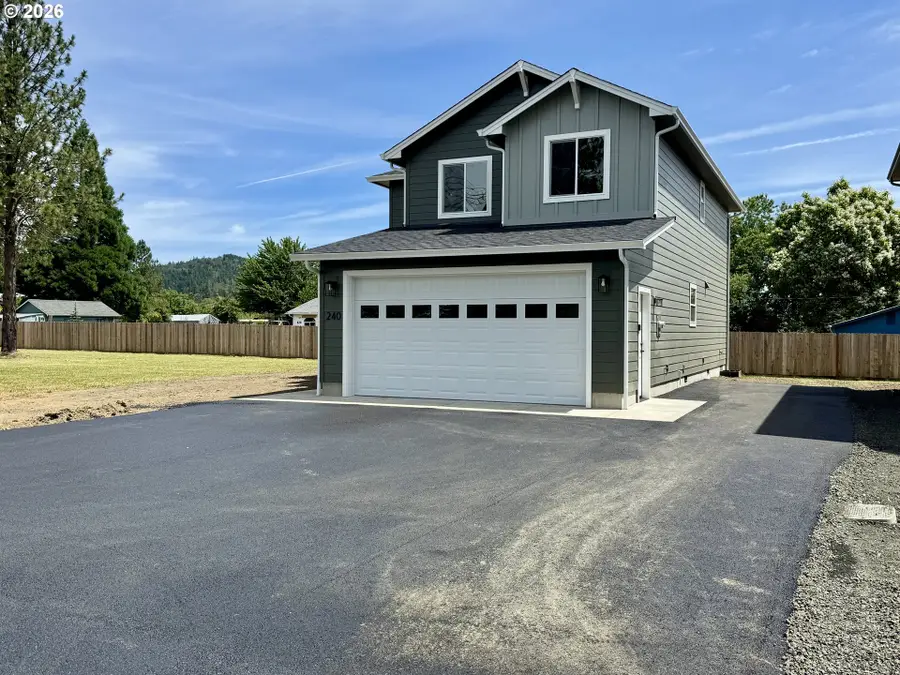 240 Miller St, Sutherlin, OR 97479 - #2
