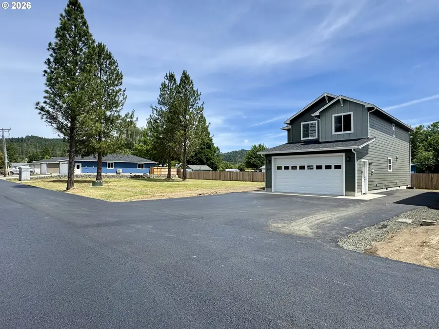 240 Miller St, Sutherlin, OR 97479 - #3
