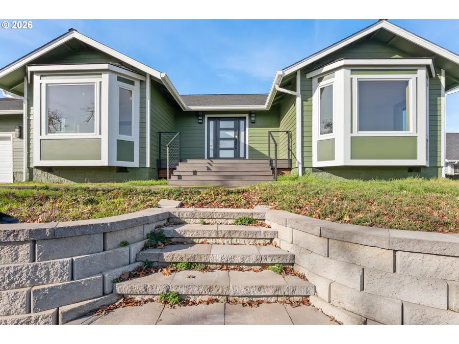 383 Ridgecrest Dr, Roseburg, OR 97471 - #2