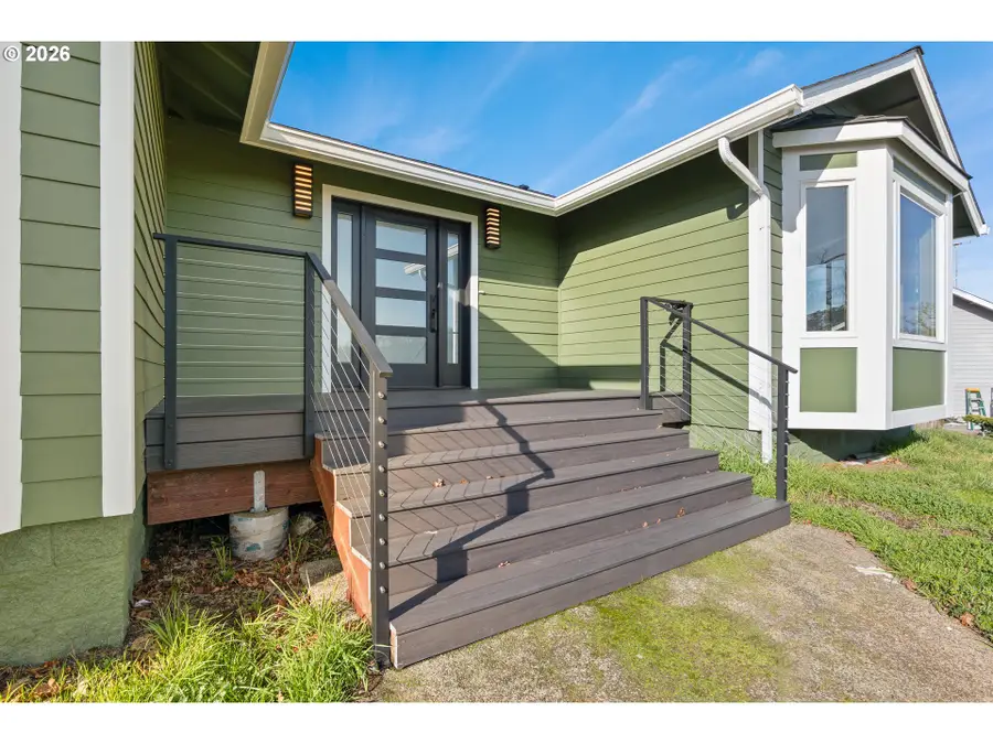 383 Ridgecrest Dr, Roseburg, OR 97471 - #3