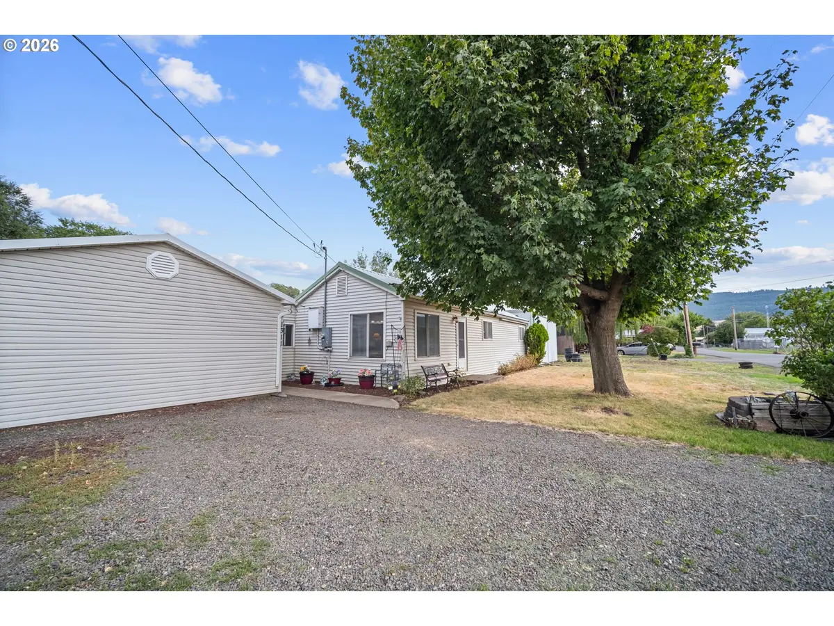 1311 N Hall St, La Grande, OR 97850 - #1