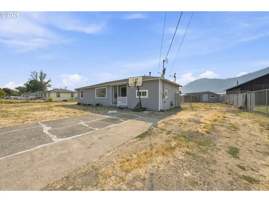203 Alameda St, Tri City, OR 97457 - #3